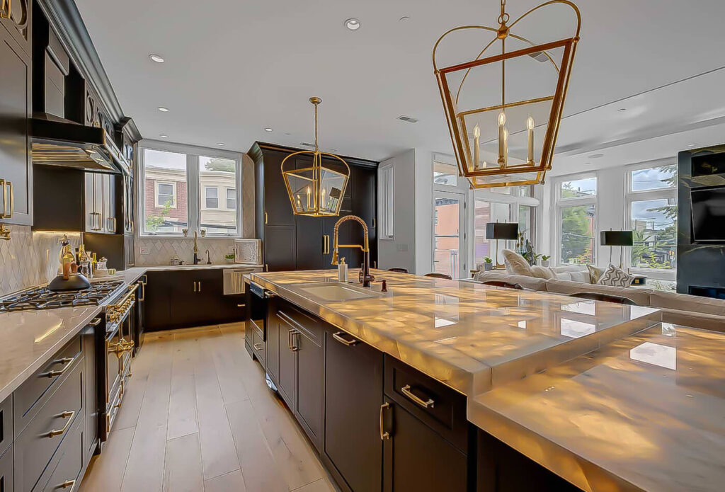 What cabinet handles suit minimalist luxury style?