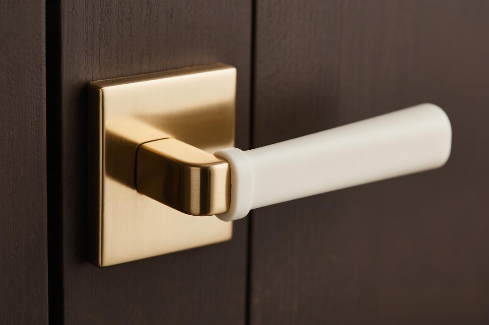 Plastic vs Metal Handles plastic vs metal handles